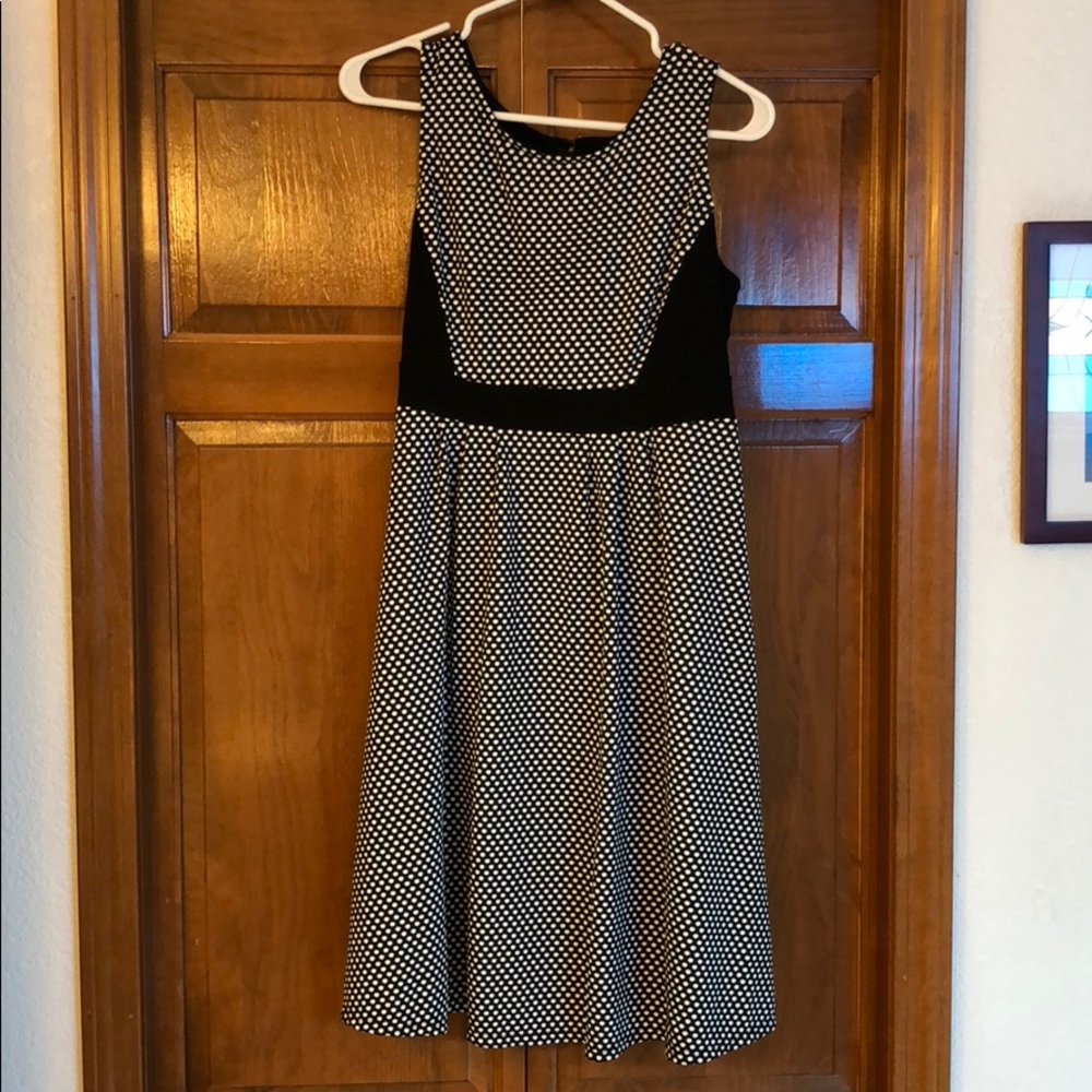 Sleeveless polka dot maternity dress